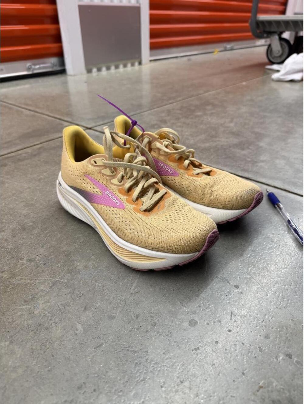 Brooks Ghost 17 Women Apricot Grey Pink running gym shoes size 7.5 WOMENS